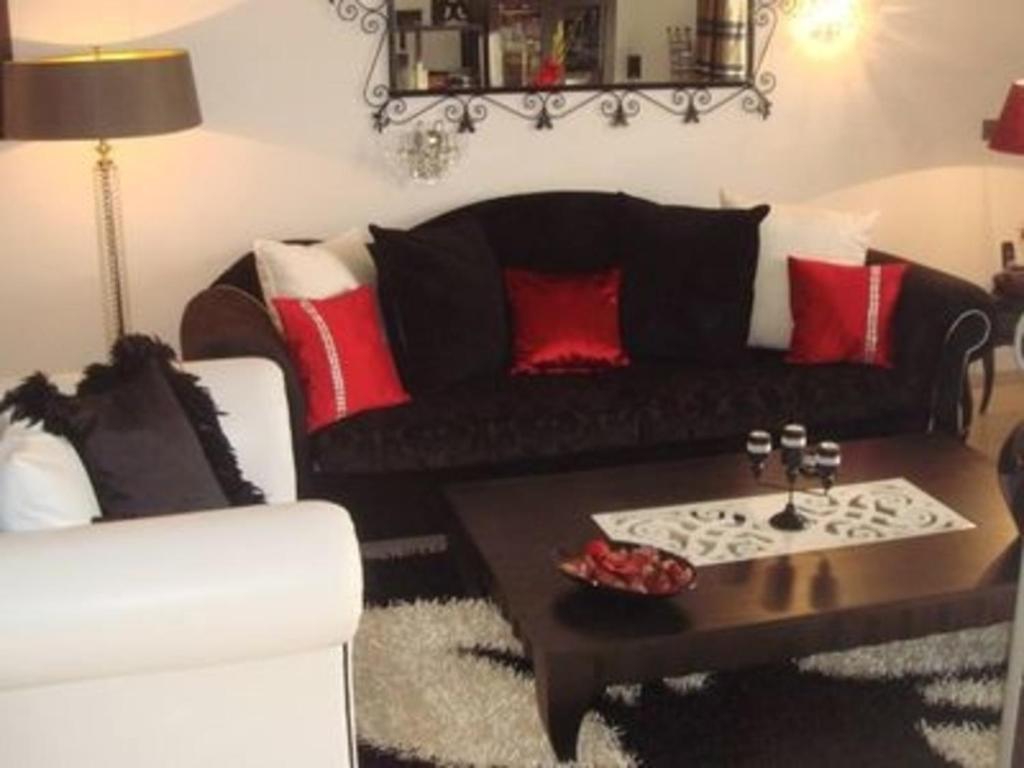 een woonkamer met een zwarte bank en een salontafel bij Luxury Living Apartment in Hammamet