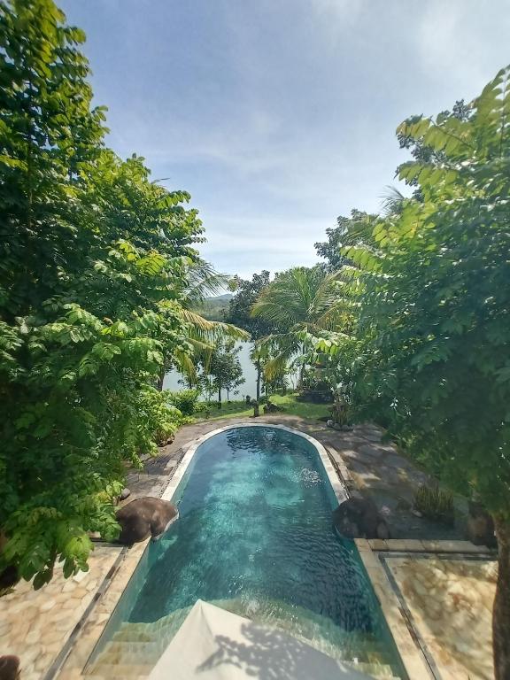 Bazén v ubytování Taman Wana Resort Palasari nebo v jeho okolí