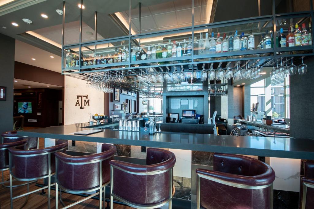 Lounge nebo bar v ubytování Texas A&M Hotel and Conference Center