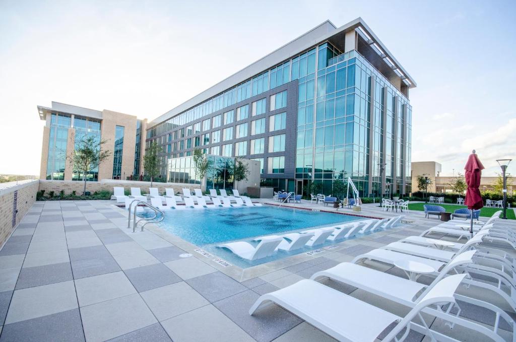 Bazén v ubytování Texas A&M Hotel and Conference Center nebo v jeho okolí