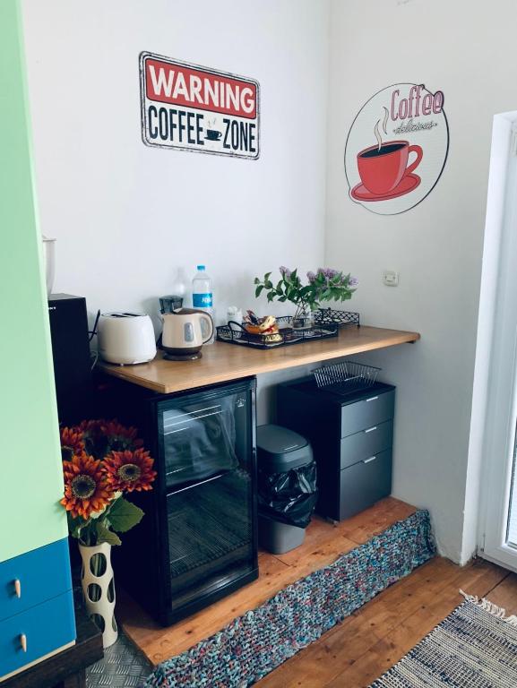 Příslušenství pro přípravu čaje a kávy v ubytování Sea breeze studio