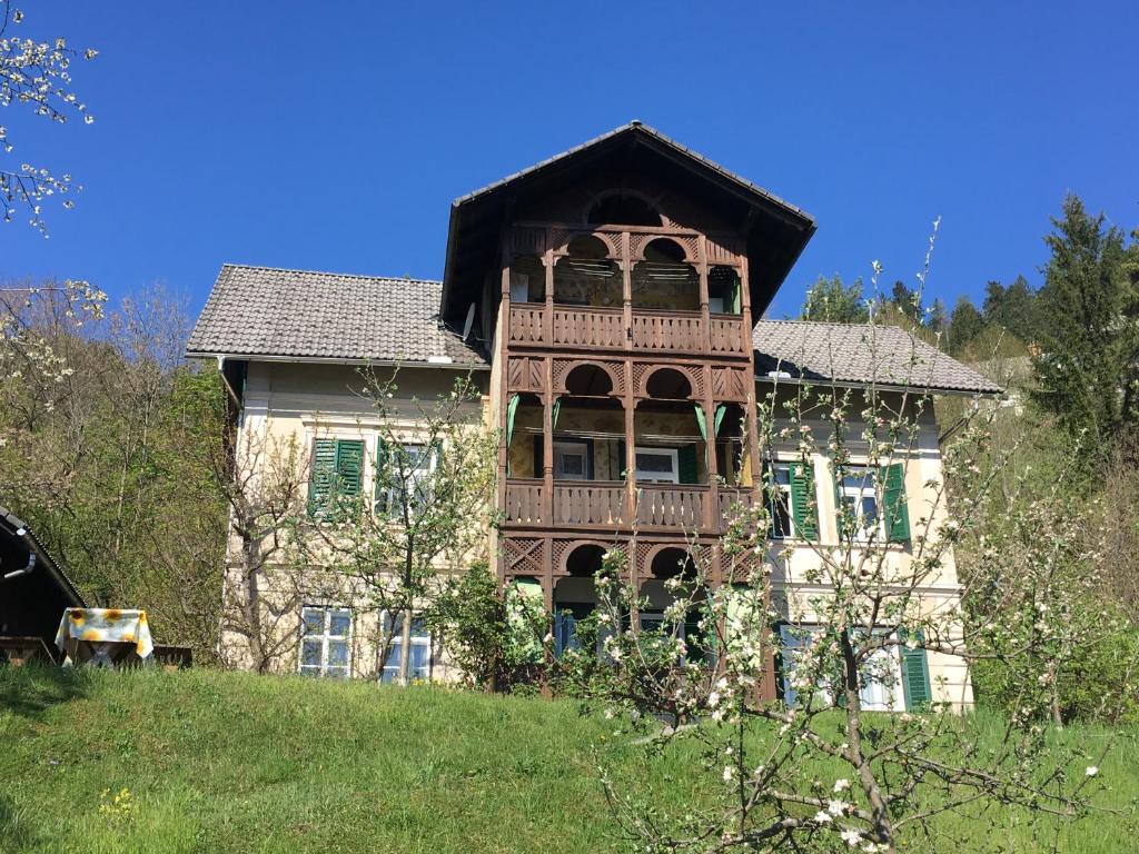 ein altes Haus mit Balkon auf einem Hügel in der Unterkunft Vila Černe in Bled