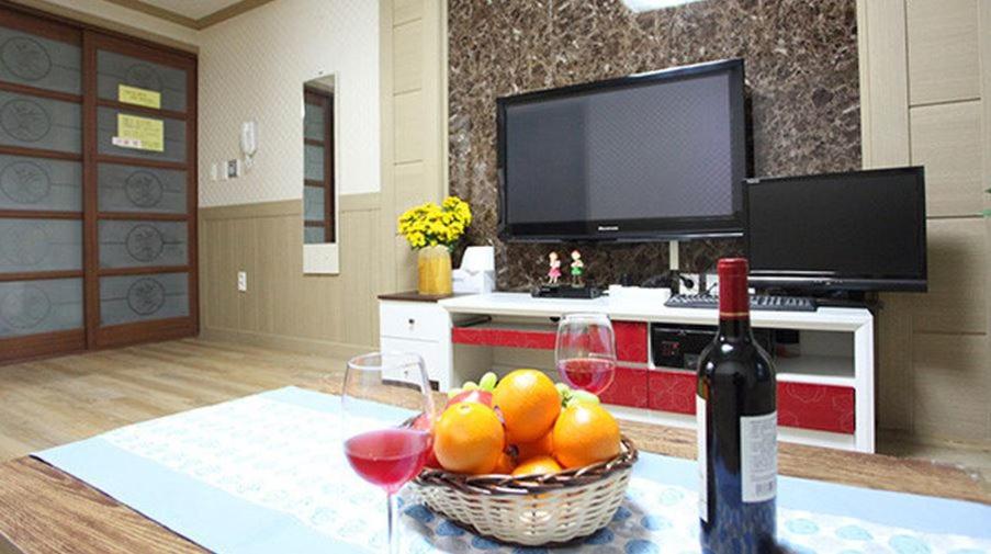 TV a/nebo společenská místnost v ubytování Tongyeong Bada Sarang Pension