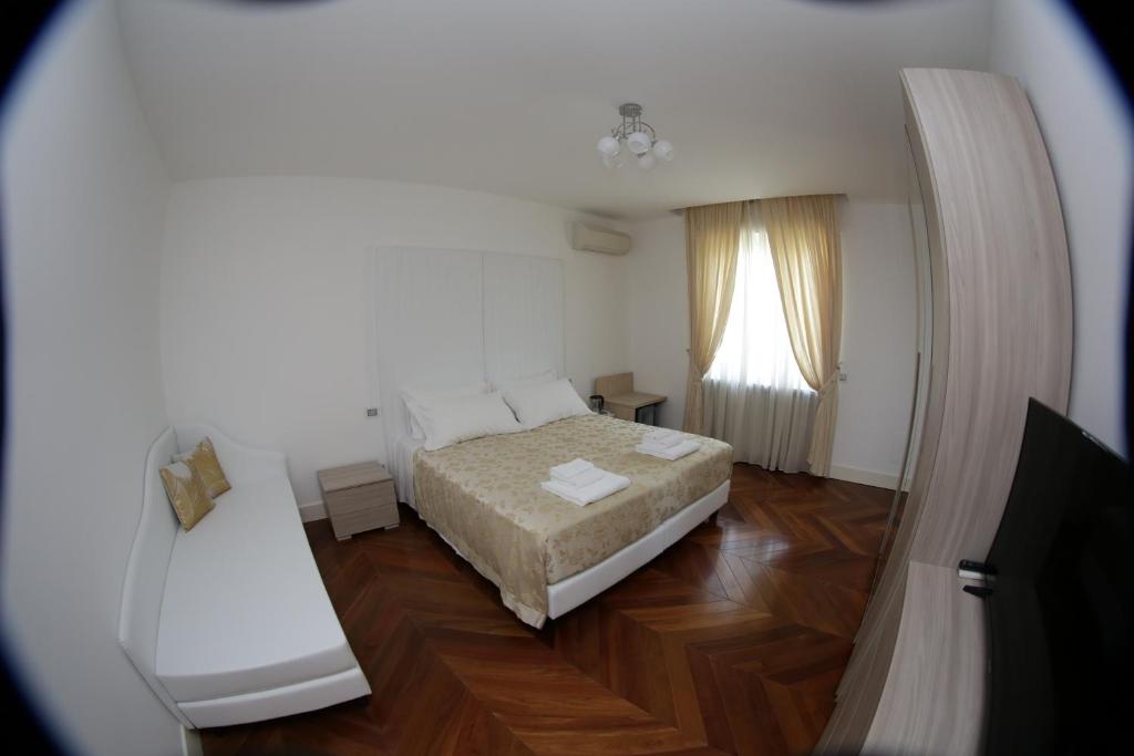 A bed or beds in a room at Champagne Rooms