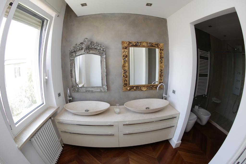 A bathroom at Champagne Rooms
