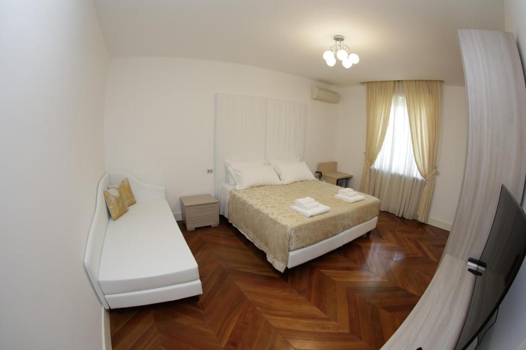 A bed or beds in a room at Champagne Rooms