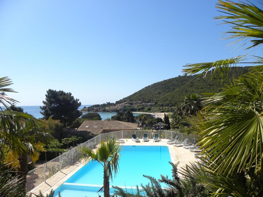 Výhled na bazén z ubytování Résidence Stella di Mare nebo okolí