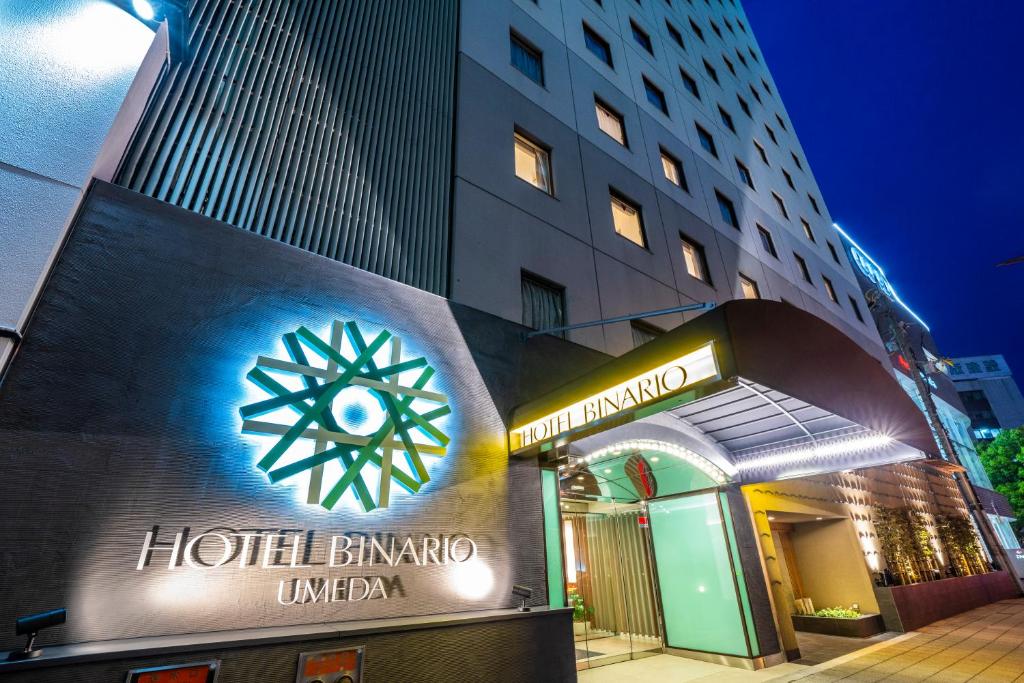 大阪市にあるホテルビナリオ梅田の目の前に看板が立つホテルの建物