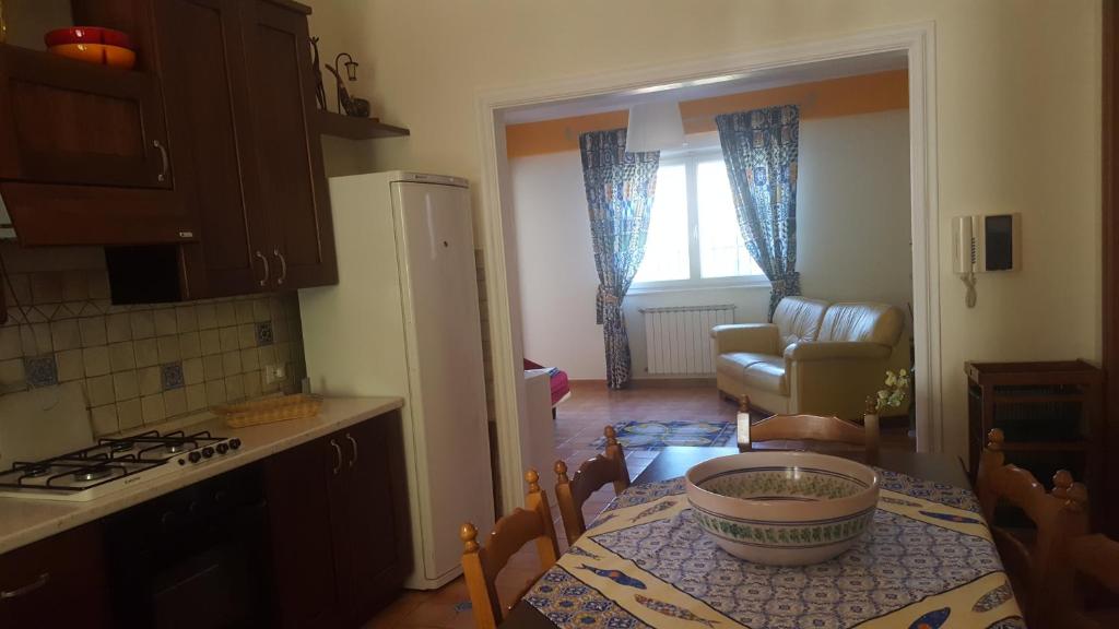 kuchnia ze stołem z miską w obiekcie Casa Monaco w mieście Auletta