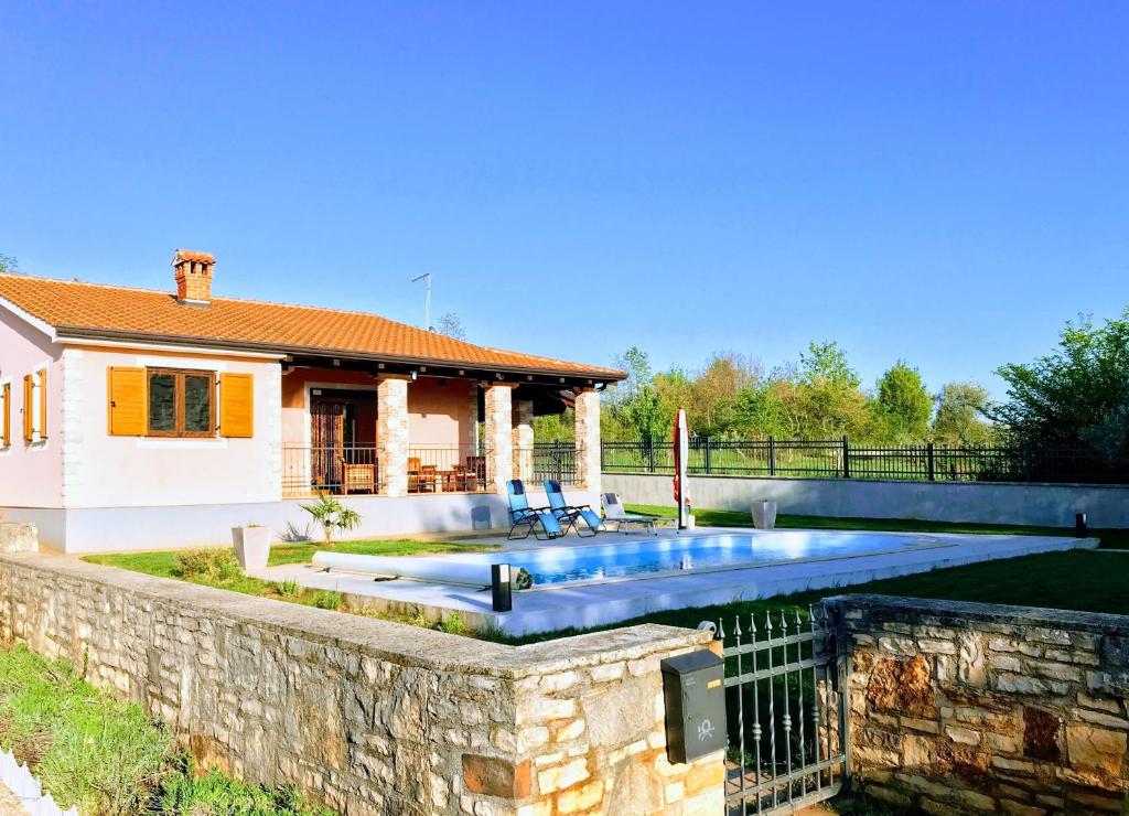 a swimming pool in the backyard of a house at Villa Daisy in Tar