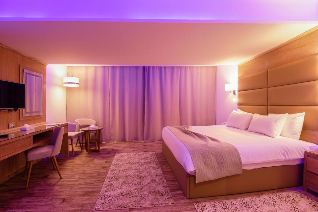 Giường trong phòng chung tại Royal Maadi Hotel