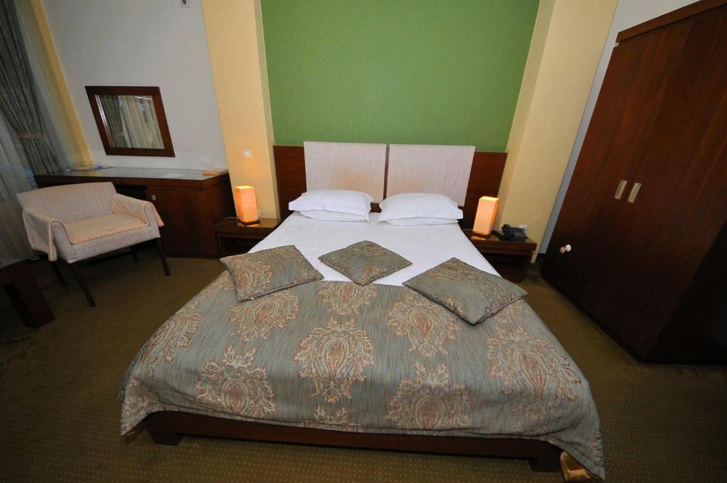 Postel nebo postele na pokoji v ubytování Hotel Royale