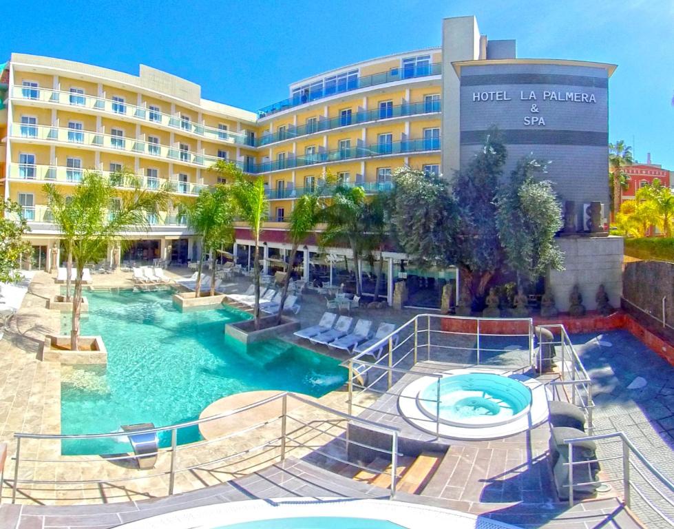 un complejo con piscina y un edificio en Hotel la Palmera & Spa, en Lloret de Mar