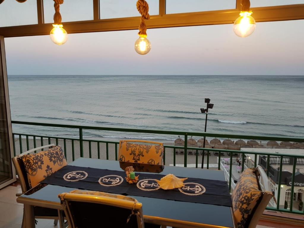 - une table avec des chaises et une vue sur l'océan dans l'établissement Holiday wanda, à Fuengirola