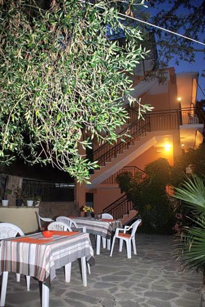 Um jardim no exterior de Empress Corfu