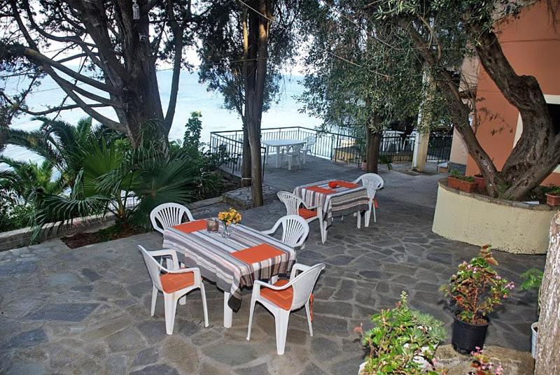 Um jardim no exterior de Empress Corfu