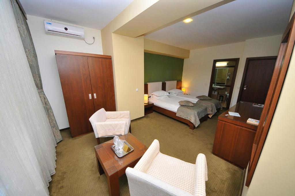Postel nebo postele na pokoji v ubytování Hotel Royale