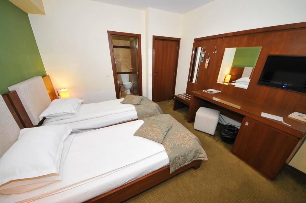 Postel nebo postele na pokoji v ubytování Hotel Royale