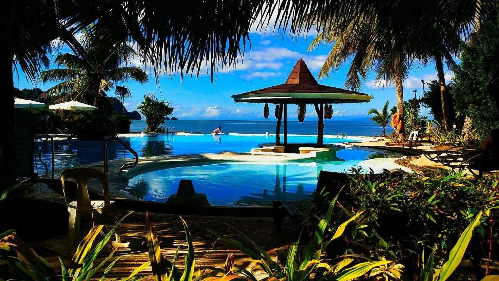 Piscina de la sau aproape de Caluwayan Palm Island Resort & Restaurant