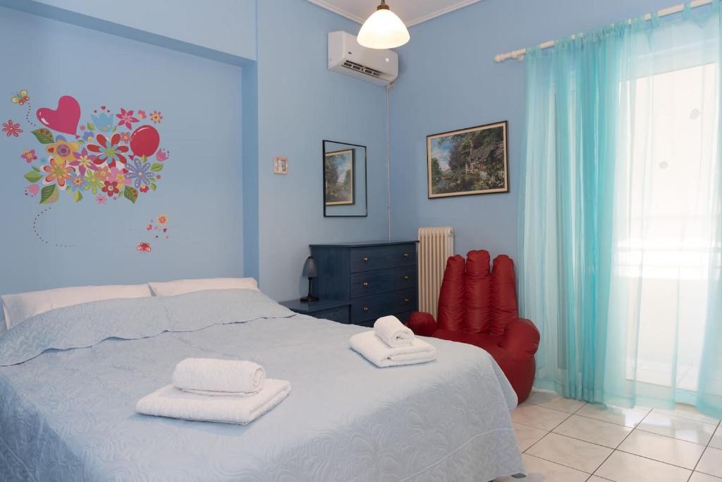 een slaapkamer met een bed met twee handdoeken erop bij Palina's comfy home. in Kalamata