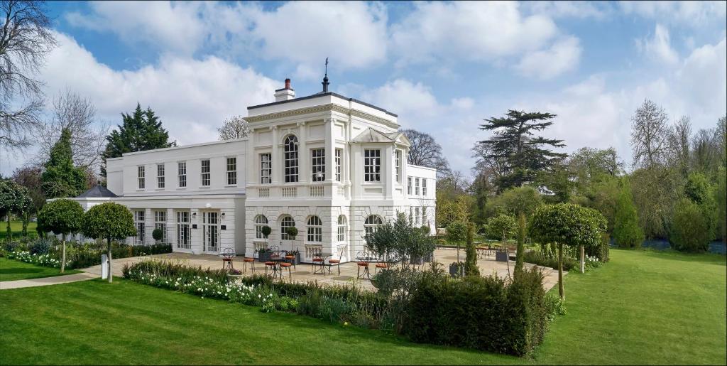 um grande edifício branco com uma torre em cima em Monkey Island Estate - Small Luxury Hotels of the World em Bray