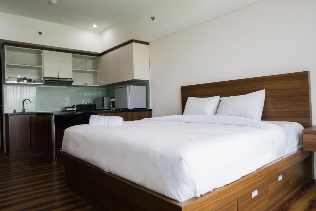 City View Studio Apartment at Tamansari La Grande By Travelio - Apartamento Estudio