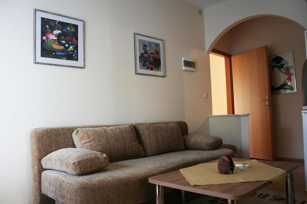 uma sala de estar com um sofá e uma mesa em Villa Nova em Ohrid