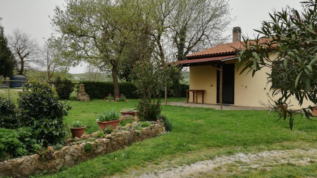 ogród przed domem pełnym roślin w obiekcie Agriturismo cavallin del papa w mieście Capalbio