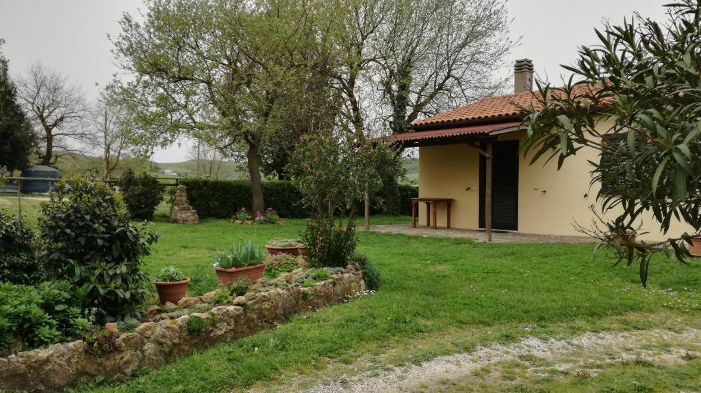 a garden in front of a house with plants at Agriturismo cavallin del papa in Capalbio