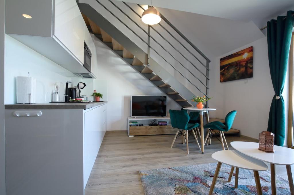 a kitchen and living room with a table and chairs at Windberg in Karpacz