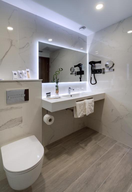 Un baño de Oca Playa de Foz Hotel & Spa