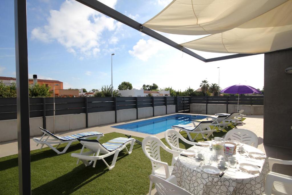 Bazén v ubytovaní Riumar "Marc", 550m to beach, private pool, On-Site-Service, dog beach alebo v jeho blízkosti