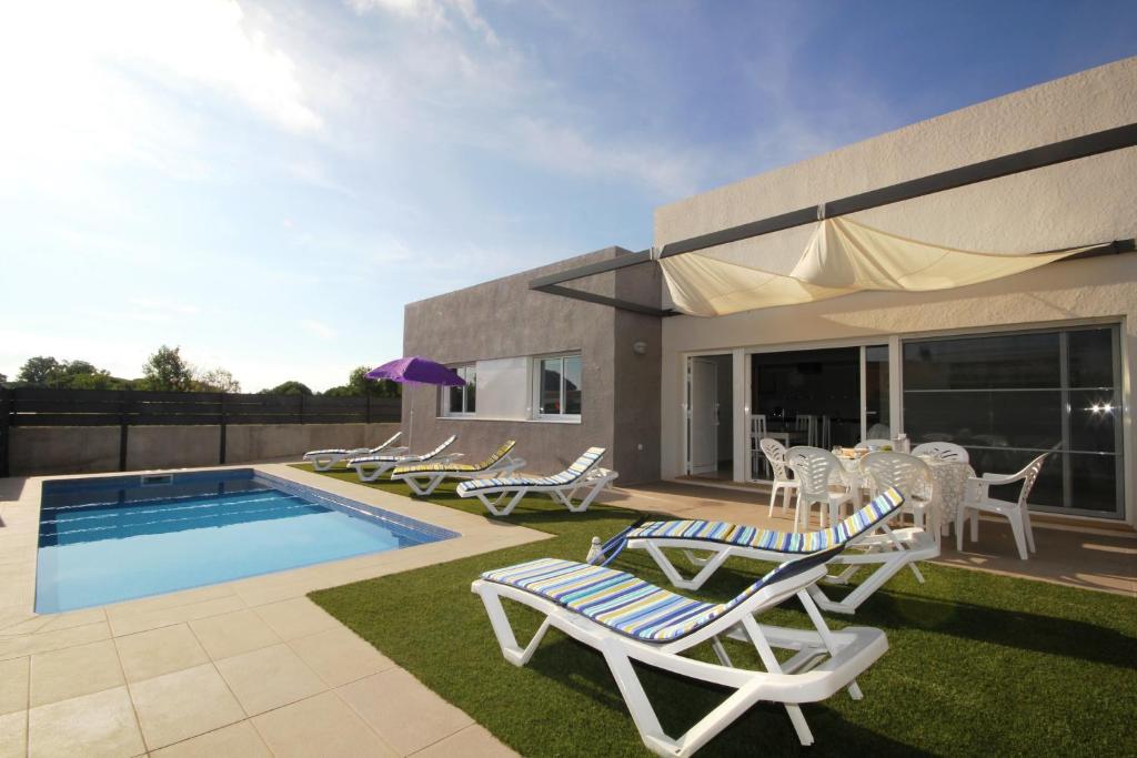 Bazén v ubytovaní Riumar "Marc", 550m to beach, private pool, On-Site-Service, dog beach alebo v jeho blízkosti