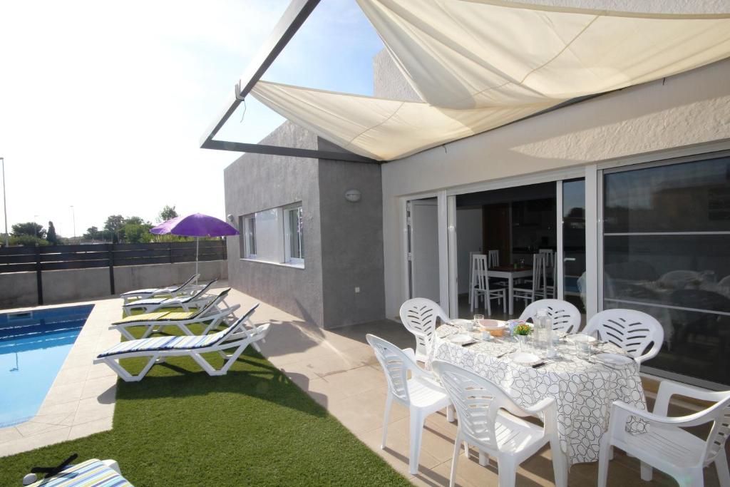 Bazén v ubytovaní Riumar "Marc", 550m to beach, private pool, On-Site-Service, dog beach alebo v jeho blízkosti