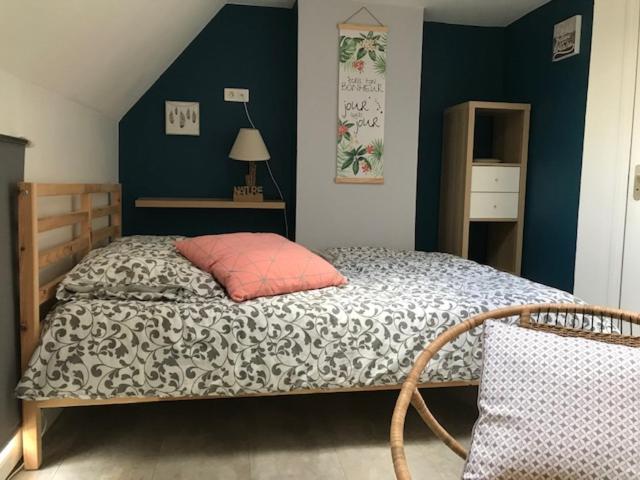 パレゾーにあるPalaiseau - proche Orly et Parisの青い壁のベッドルーム1室(ベッド1台付)