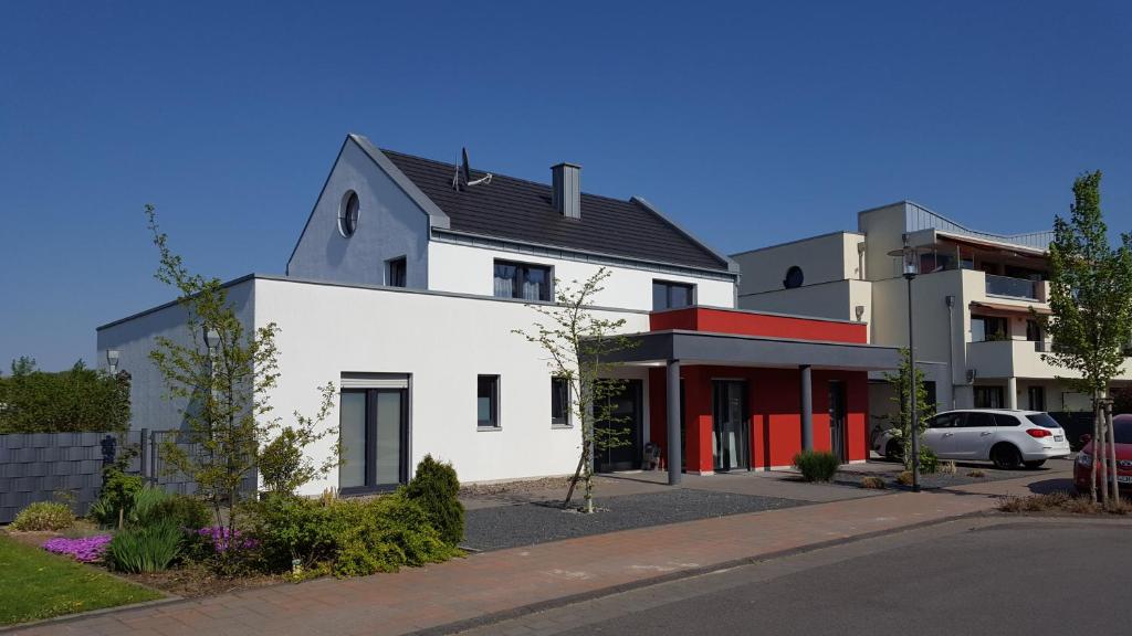 クサンテンにあるHaus am Prekkeseeの赤い扉の白い大きな建物