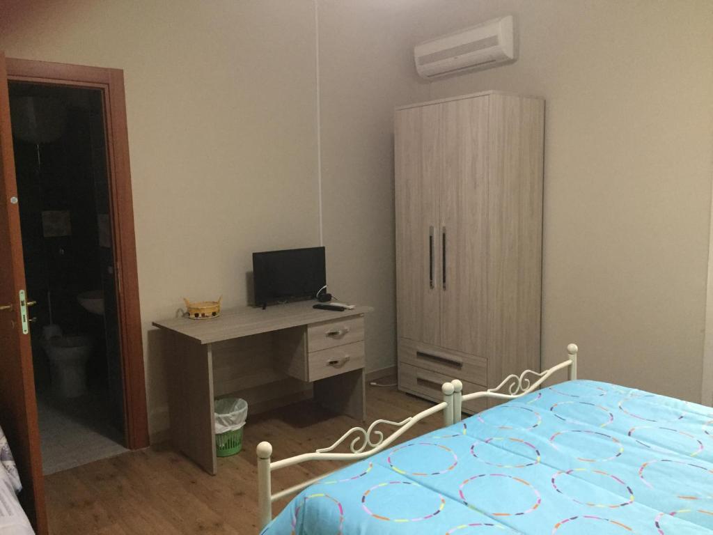 1 dormitorio con 1 cama y escritorio con ordenador en villa francesca, en Capua