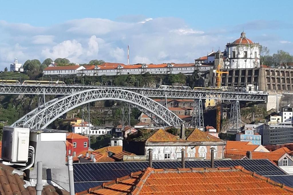 uma ponte sobre uma cidade com um comboio sobre ela em Porto River House no Porto