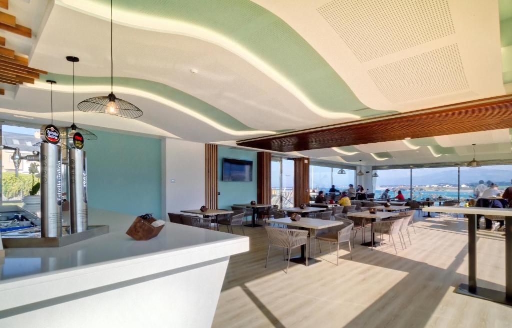 un restaurante con vista al mar en Oca Playa de Foz Hotel & Spa, en Foz