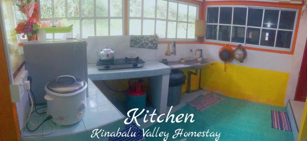 Kinabalu Valley Guesthouse tesisinde mutfak veya mini mutfak