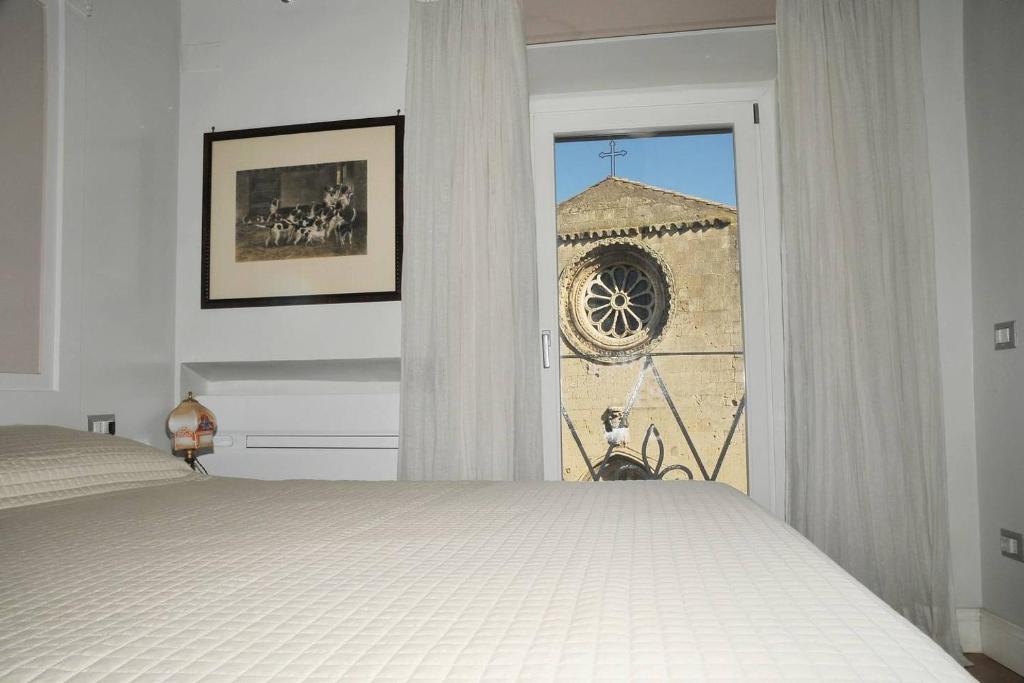 タルクイーニアにあるCamere con vista (Rooms with a view)の教会の景色を望むベッドルーム1室(ベッド1台付)が備わります。