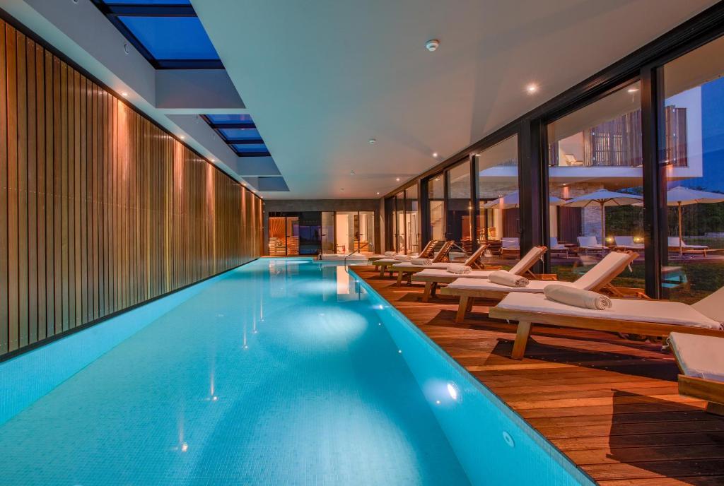 Bazén v ubytování Yellow Tree Jurici Home & Spa nebo v jeho okolí
