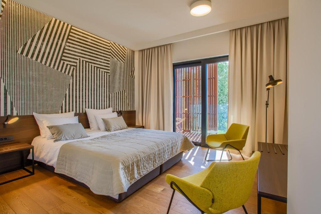 Postel nebo postele na pokoji v ubytování Yellow Tree Jurici Home & Spa