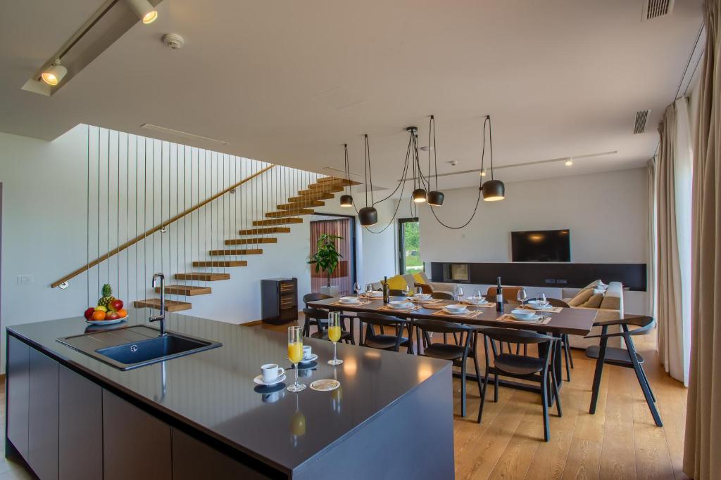 Kuchyň nebo kuchyňský kout v ubytování Yellow Tree Jurici Home & Spa