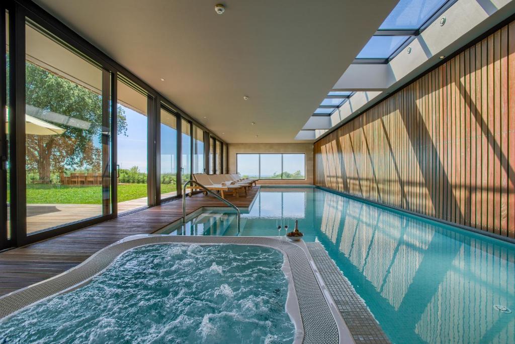 Bazén v ubytování Yellow Tree Jurici Home & Spa nebo v jeho okolí