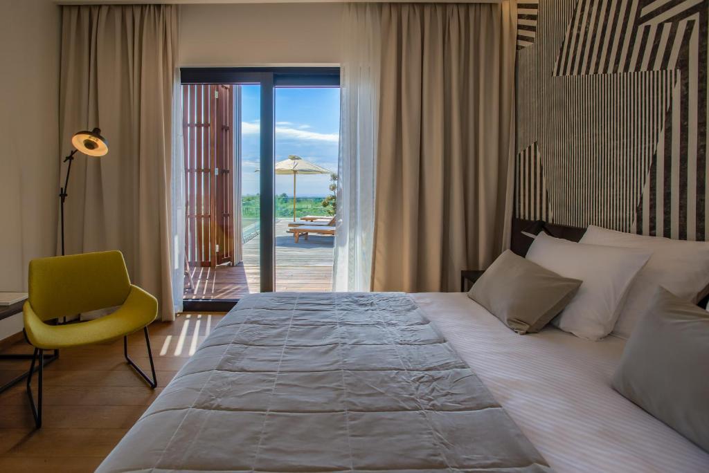 Postel nebo postele na pokoji v ubytování Yellow Tree Jurici Home & Spa