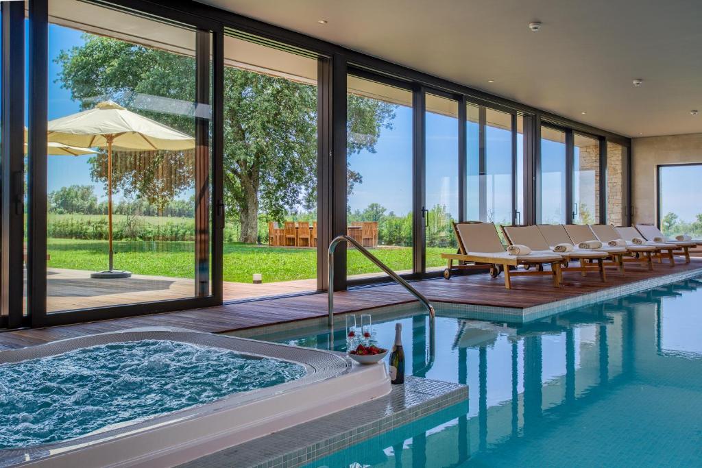 Bazén v ubytování Yellow Tree Jurici Home & Spa nebo v jeho okolí