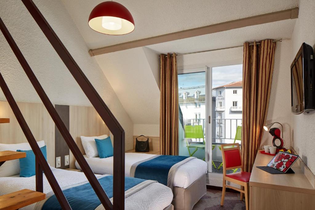 Postel nebo postele na pokoji v ubytování Hôtel Roissy