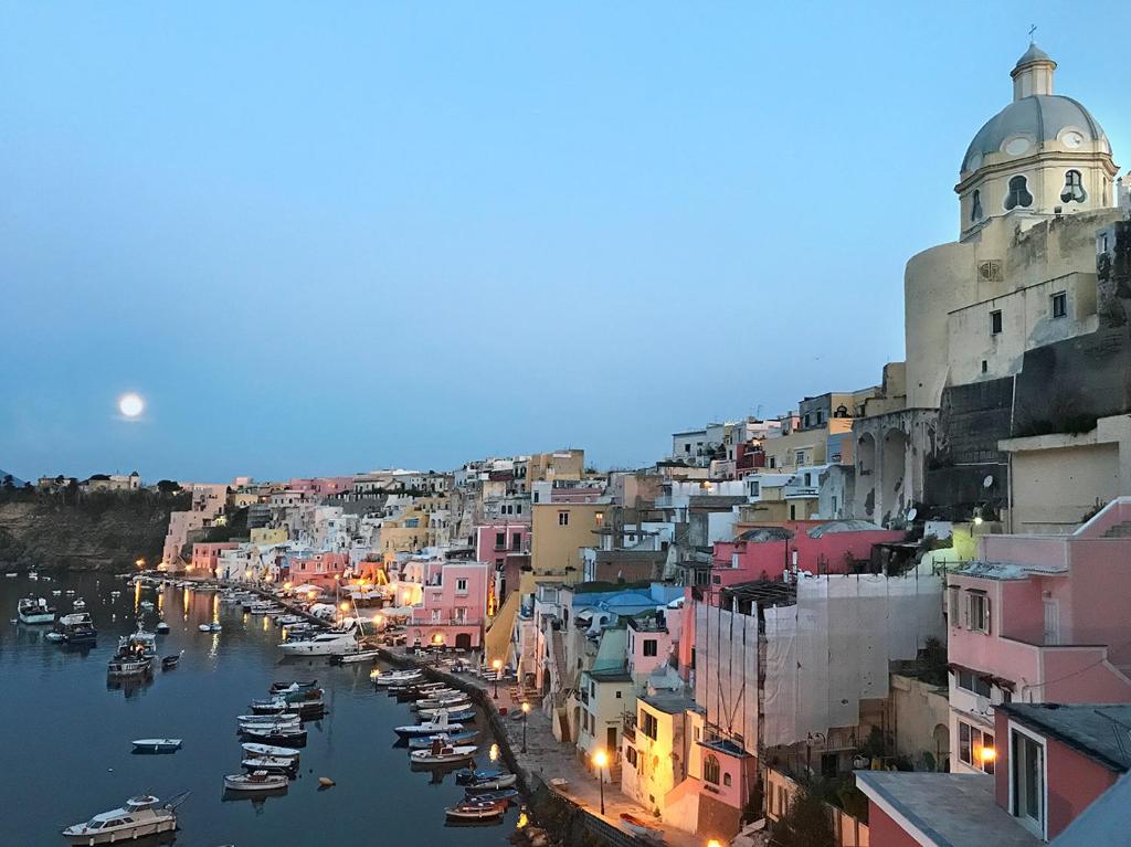 Nespecifikovaný výhled na destinaci Procida nebo výhled na město při pohledu z hotelu