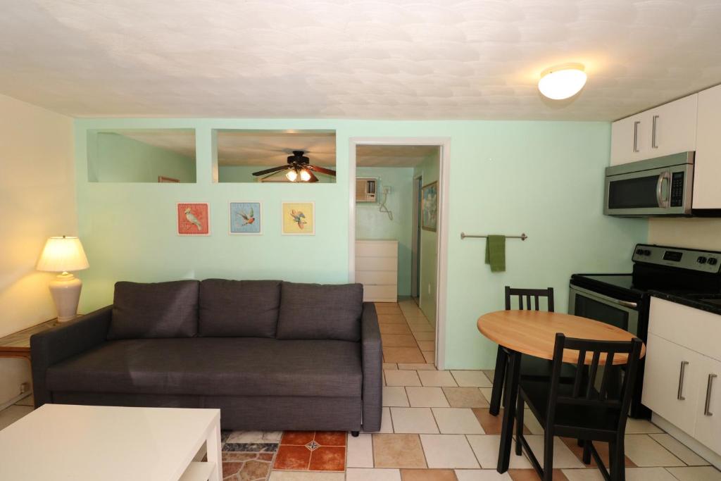 Grove City Motel - King Studio With Sofa Bed